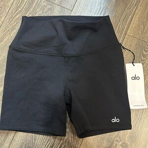Alo Yoga shorts size medium